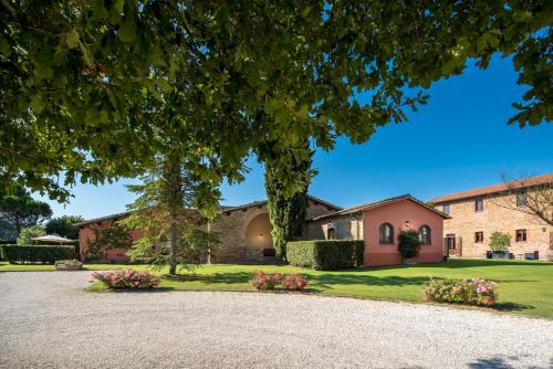 a house with a driveway in front of it at Country House Le Case Coloniche in Deruta