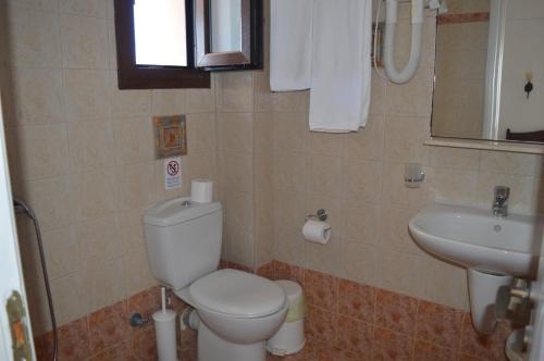 a bathroom with a toilet and a sink at Kimite in Armenistis