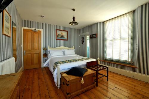 Säng eller sängar i ett rum på Beacon House B&B Brixham
