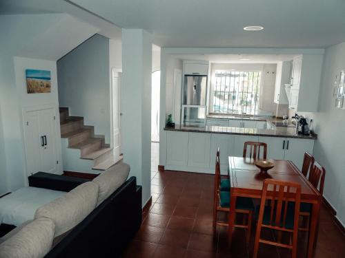 Kuchyň nebo kuchyňský kout v ubytování Faro II Holiday Home