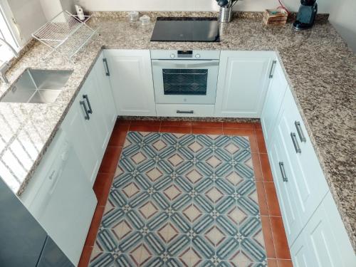 Dapur atau dapur kecil di Faro II Holiday Home