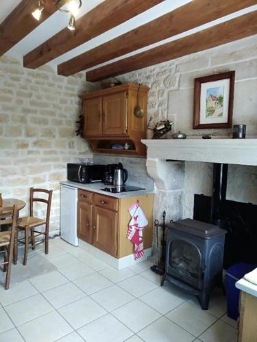 Il comprend une cuisine équipée d'une cuisinière et d'une cheminée. dans l'établissement Le Bocard, à Thonnance-lès-Joinville