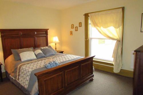 a bedroom with a large bed and a window at Great Gorge Guesthouse - Walk to the Falls, the Casino and all Downtown Restaurants - Across from the Aquarium in Niagara Falls