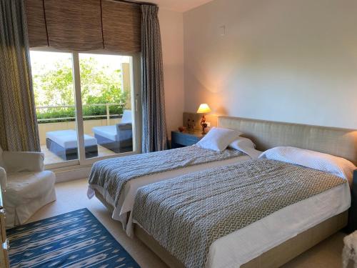 Postel nebo postele na pokoji v ubytování Luxury Apartment Penthouse in Sotogrande Paseo del Mar
