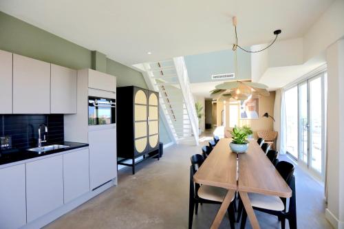 a kitchen and dining room with a table and chairs at Cityden BoLo District in Amsterdam