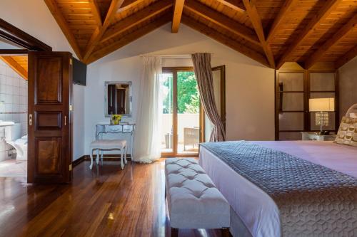 - une chambre avec un grand lit et une fenêtre dans l'établissement Villa Kompitsi, à Kompítsion