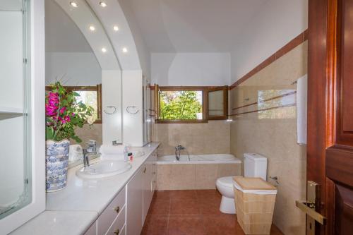 La salle de bains est pourvue d'un lavabo, de toilettes et d'une baignoire. dans l'établissement Villa Kompitsi, à Kompítsion