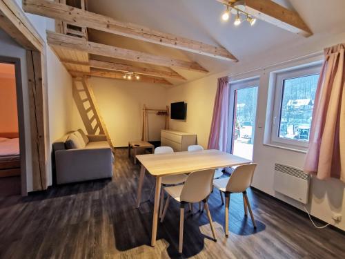 Posedenie v ubytovaní Apartmány Ski areal Kareš