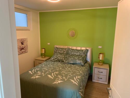 um quarto verde com uma cama e duas mesas de cabeceira em Apartment Nona Ervina em Koper