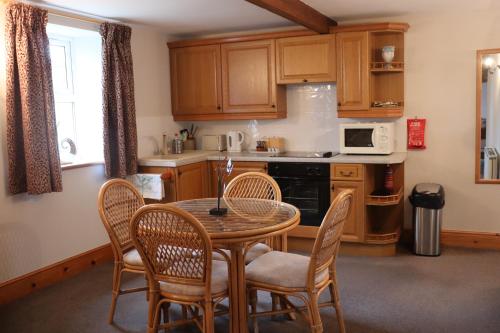 Dapur atau dapur kecil di Old Camms Holiday Cottages