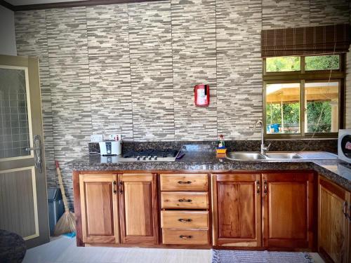 uma cozinha com um lavatório e uma bancada em Vista D'Oro em Praslin