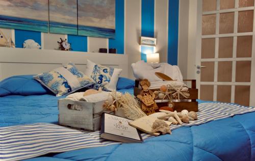 Una cama con varias cajas y animales de peluche. en Casa Vacanza Nonna Nena, en Porto Empedocle