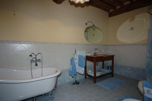 Bathroom sa Antica Fattoria La Verdina