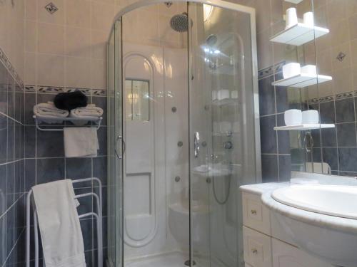 Murmure des buis في Corveissiat: حمام مع دش ومرحاض ومغسلة