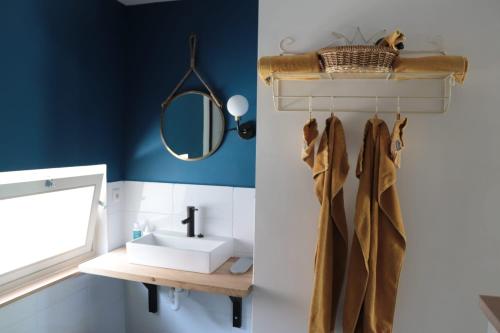 een badkamer met een wastafel en een spiegel bij Kade10Buren in Buren