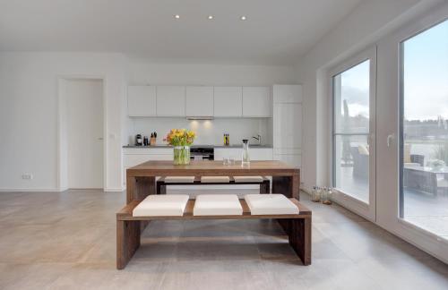 een woonkamer met een tafel en een keuken bij Exklusive Ferienwohnung mit Blick auf den Yachthafen in Peenemünde