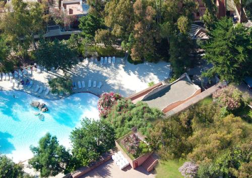 eine Aussicht über einen großen Pool mit einem Resort in der Unterkunft Arbatax Park Resort - Ville del Parco in Àrbatax