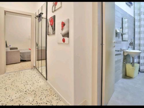 Casa vacanza Arcangeli في ساليرنو: حمام بباب يؤدي الى حمام مع حوض