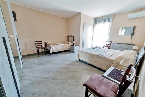 een slaapkamer met 2 bedden en een tafel en stoelen bij Etna - Monte - Mojo in Moio Alcantara