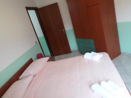 Ένα ή περισσότερα κρεβάτια σε δωμάτιο στο Appartamenti Don Guglie'