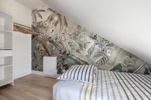 - une chambre avec une fresque murale dans l'établissement Élégant appartement à quelques pas de la plage, à Pornichet