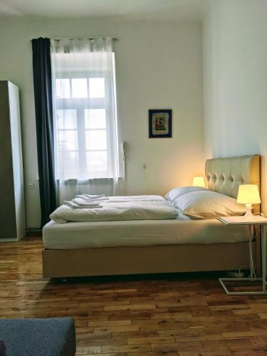 a bedroom with a large bed with a window at 108 Studio Apartment Alexandria 30m2 in Klagenfurt