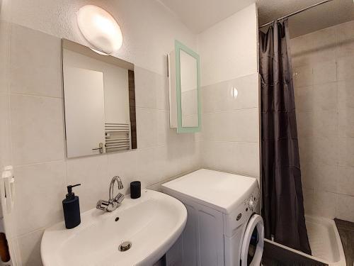 une salle de bain blanche avec un lavabo et des toilettes dans l'établissement MAGNIFIQUE APPARTEMENT REFAIT à NEUF - CALME - 2 Chambres - 6 Personnes - Vue Montagne GRAND CERF 65, à Saint-Jean-dʼAulps