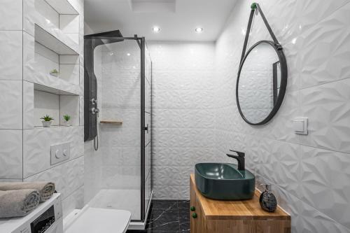 een badkamer met een groene wastafel en een douche bij Star4You Apartments in Wrocław