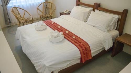 una camera da letto con un grande letto con due cesti sopra di Private Entire 8 BedRooms Garden Pool Villa With Kitchen & BBQ Facilities a Siem Reap