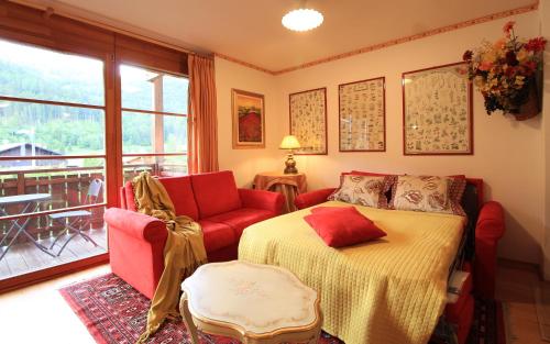 salon z łóżkiem, kanapą i oknem w obiekcie Family Apartment FUCHS Bad Kleinkirchheim w mieście Bad Kleinkirchheim