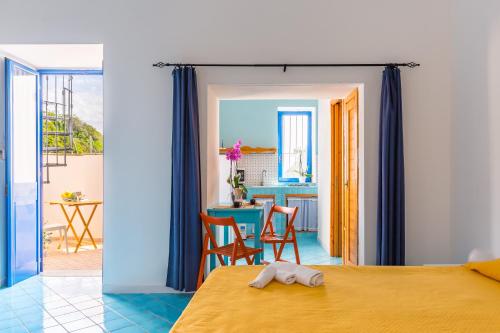 - une chambre avec un lit et une salle à manger dans l'établissement La finestra sul mare, à Procida