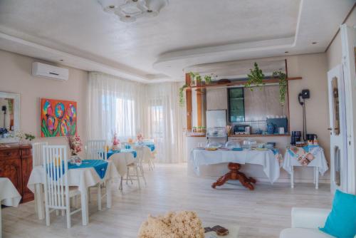 a living room filled with furniture and decor at Terra di Sole in Mazara del Vallo