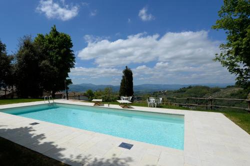 a swimming pool with a view of the mountains at Casa Vacanze Podere Ugolini in Ronta