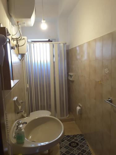 エーリチェにあるCasa nel Vigneto Ericeのバスルーム(シャワー、トイレ、シンク付)