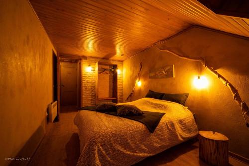 デュルビュイにあるBy Isabelleの小さなベッドルーム(ベッド1台付)が備わる屋根裏部屋です。