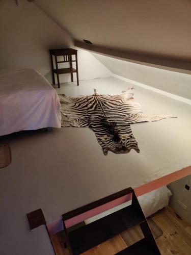 a zebra mural on the side of a bed at De Tuinkamer, Charme Logie & Table d’Hote in Lanaken
