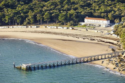 eine Luftaufnahme eines Strandes mit einem Pier in der Unterkunft 500m de la plage des Boucholeurs - Maison pour 5 in Barbâtre