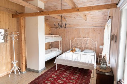 Zimmer mit 2 Etagenbetten und einem Teppich in der Unterkunft Kolin Keidas in Kolinkylä