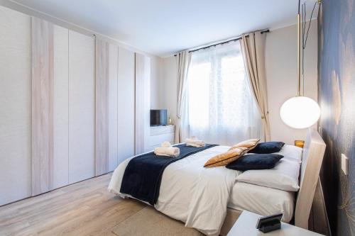 sypialnia z łóżkiem i dużym oknem w obiekcie Casapalestro8#1 w mieście Modena