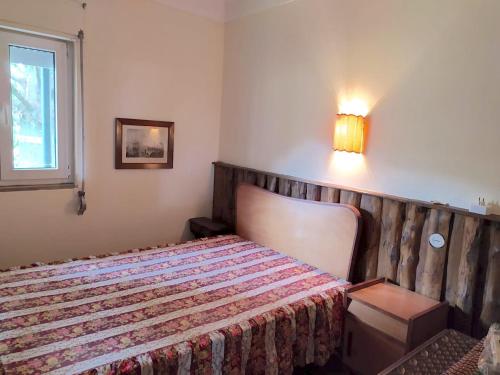 a hotel room with a bed and a window at Casa da Quinta in Covilhã
