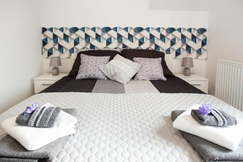1 cama blanca grande con 2 almohadas en Apartamenty Pod Cisem en Kudowa-Zdrój