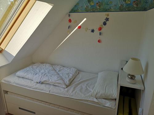 - une chambre avec un lit et une fenêtre dans l'établissement Ferienwohnung mit Südbalkon, à Seedorf