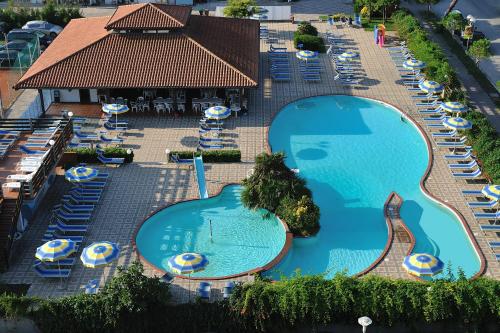 La alberca dentro o cerca de Hotel Ausonia
