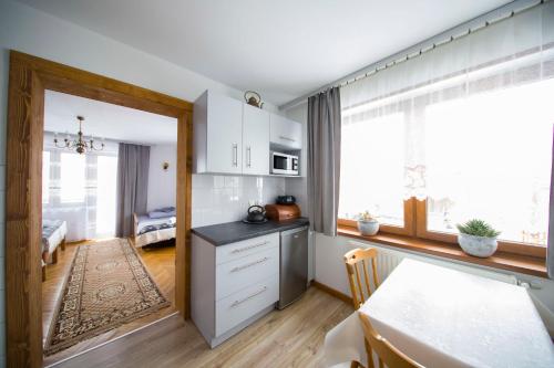 Kuchyňa alebo kuchynka v ubytovaní Apartamenty Harenda 39