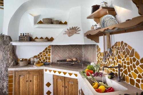 una cocina con fregadero con frutas y verduras en Villa Iris - Ela Sardinia in Villa en San Teodoro