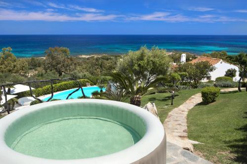 una piscina con vistas al océano en Villa Iris - Ela Sardinia in Villa en San Teodoro