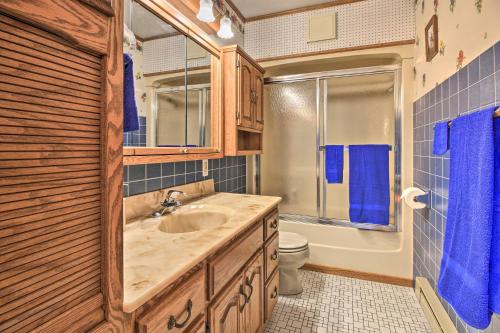 uma casa de banho com um lavatório e um WC em Lake Superior Beachfront Home - 15 Mi to Duluth! em Clifton