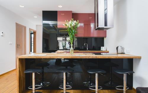 Glam Brewery Suite - Deluxe Apartment with Parking - by Upstairs