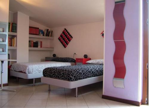 1 dormitorio con 2 camas en una habitación en B&B La Palma, en Pescara