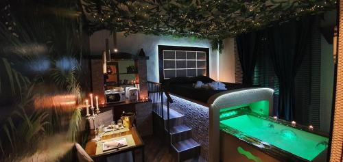 Zimmer mit Pool und Zimmer mit Bett in der Unterkunft La Suite Pisa in Pisa